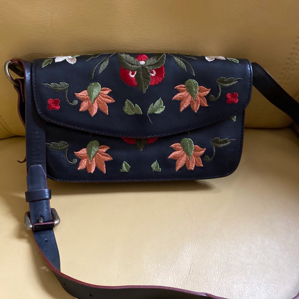 Adrienne Vittadini small shoulder handbag